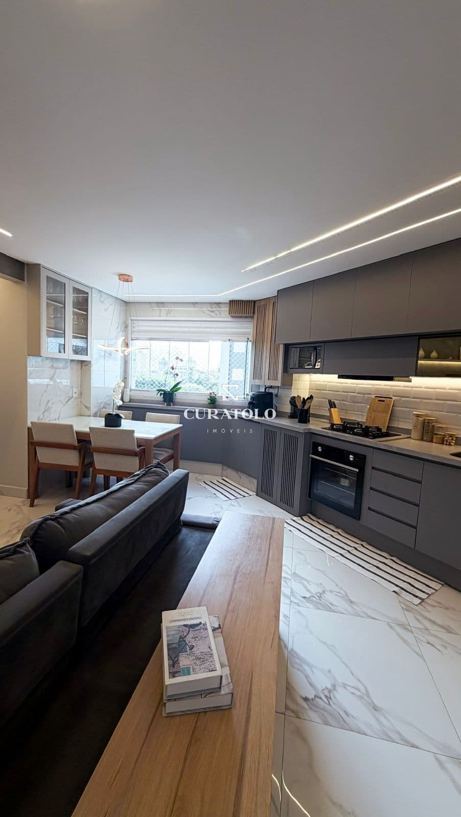 Apartamento à venda com 54 m², 2 quartos, varanda e vaga, Chácara Cruzeiro do Sul, em São Paulo.