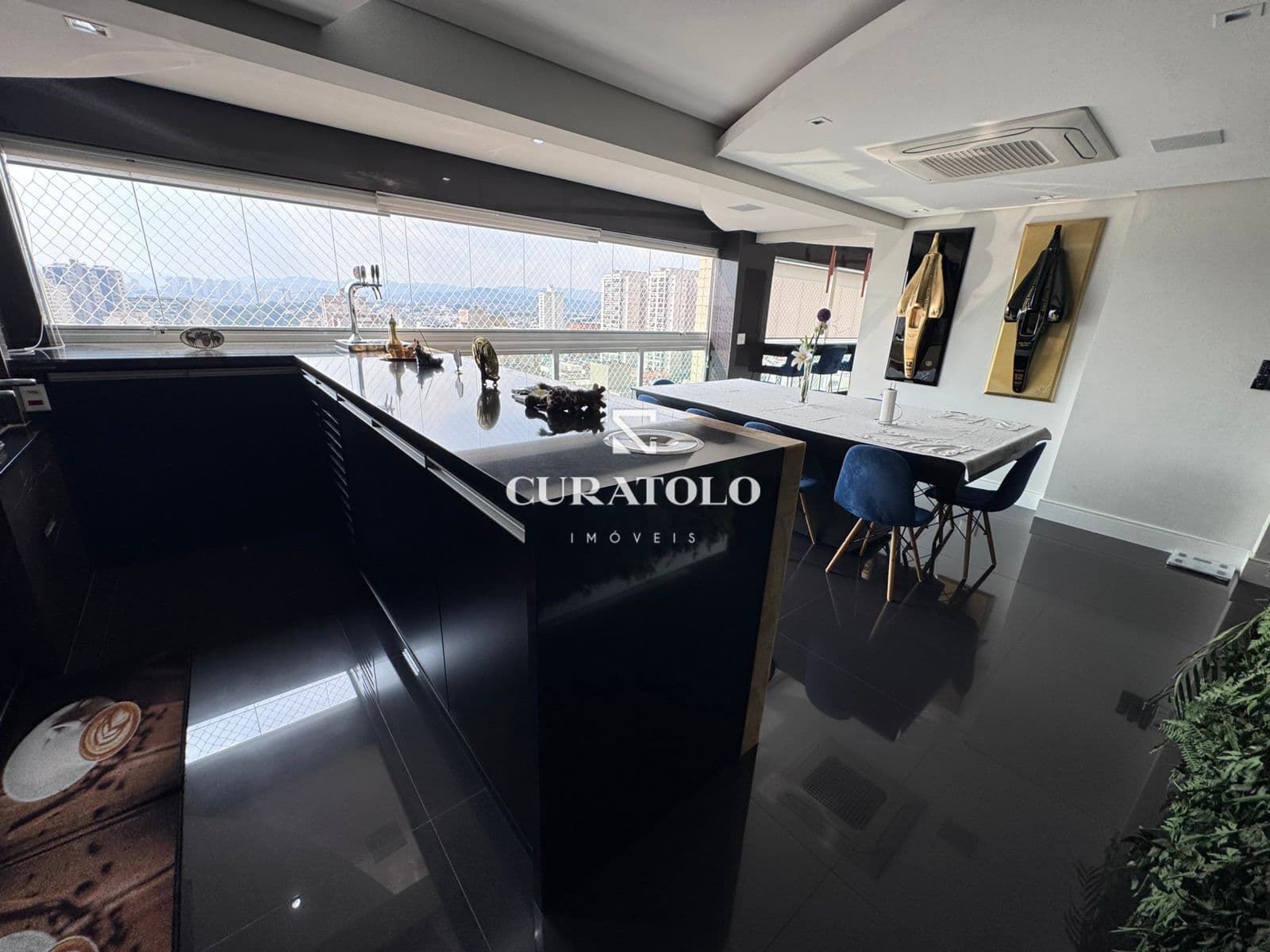 Apartamento à venda com 200 m², porteira fechada, 3 suítes, varanda gourmet e 3 vagas no Jardim Barbosa, Guarulhos.