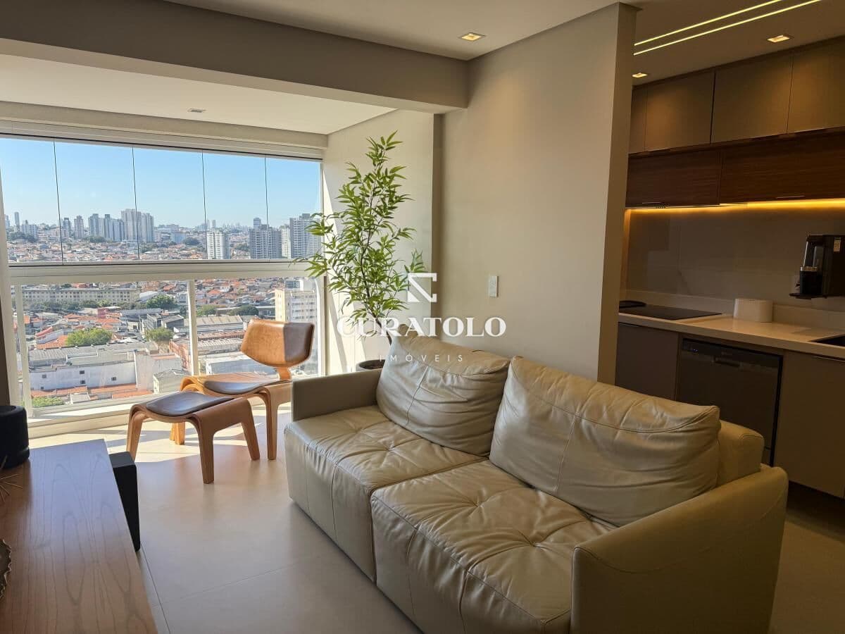 Apartamento à venda com 64 m², 2 quartos, varanda e vaga na Vila Prudente, em São Paulo.