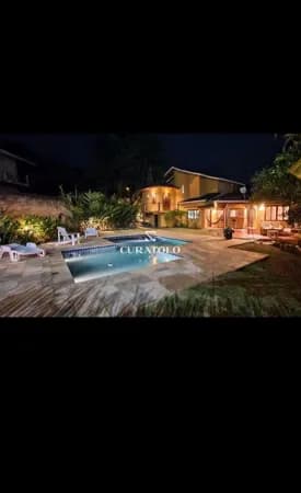 Viva o sonho de ter um lar de veraneio na praia da feiticeira, em Ilhabela- Casa em condomínio com 241 m² 4 Quartos/suítes, 4 vagas e quintal com piscina