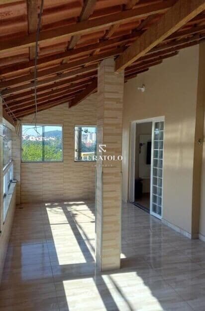 Venha conhecer a casa ideal na Vila Carmosina, ao lado da Jacú-Pessego com 3 Dorms, 2 vagas cobertas e área gourmet com churrasqueira
