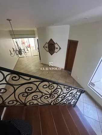 Casa sobrado à venda com 3 suítes e 4 vagas no Olímpico, São Caetano do Sul.