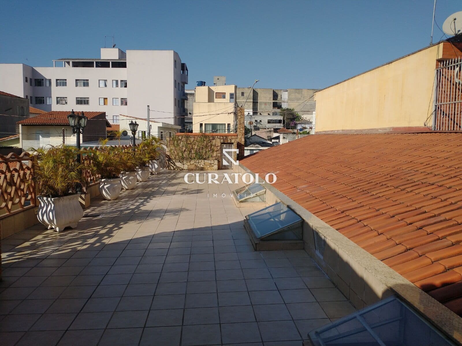 Viva com comodidade no Cerâmica, ao lado do Park Shopping São Caetano, : amplo sobrado de 380 m² com 3 Dorms, 8 vagas e quintal com churrasqueira