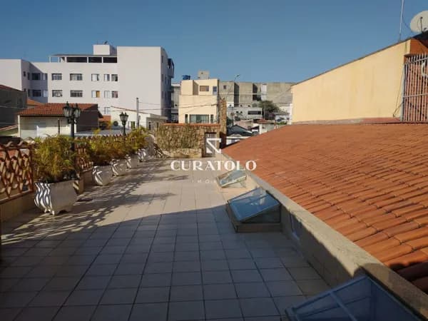 Viva com comodidade no Cerâmica, ao lado do Park Shopping São Caetano, : amplo sobrado de 380 m² com 3 Dorms, 8 vagas e quintal com churrasqueira