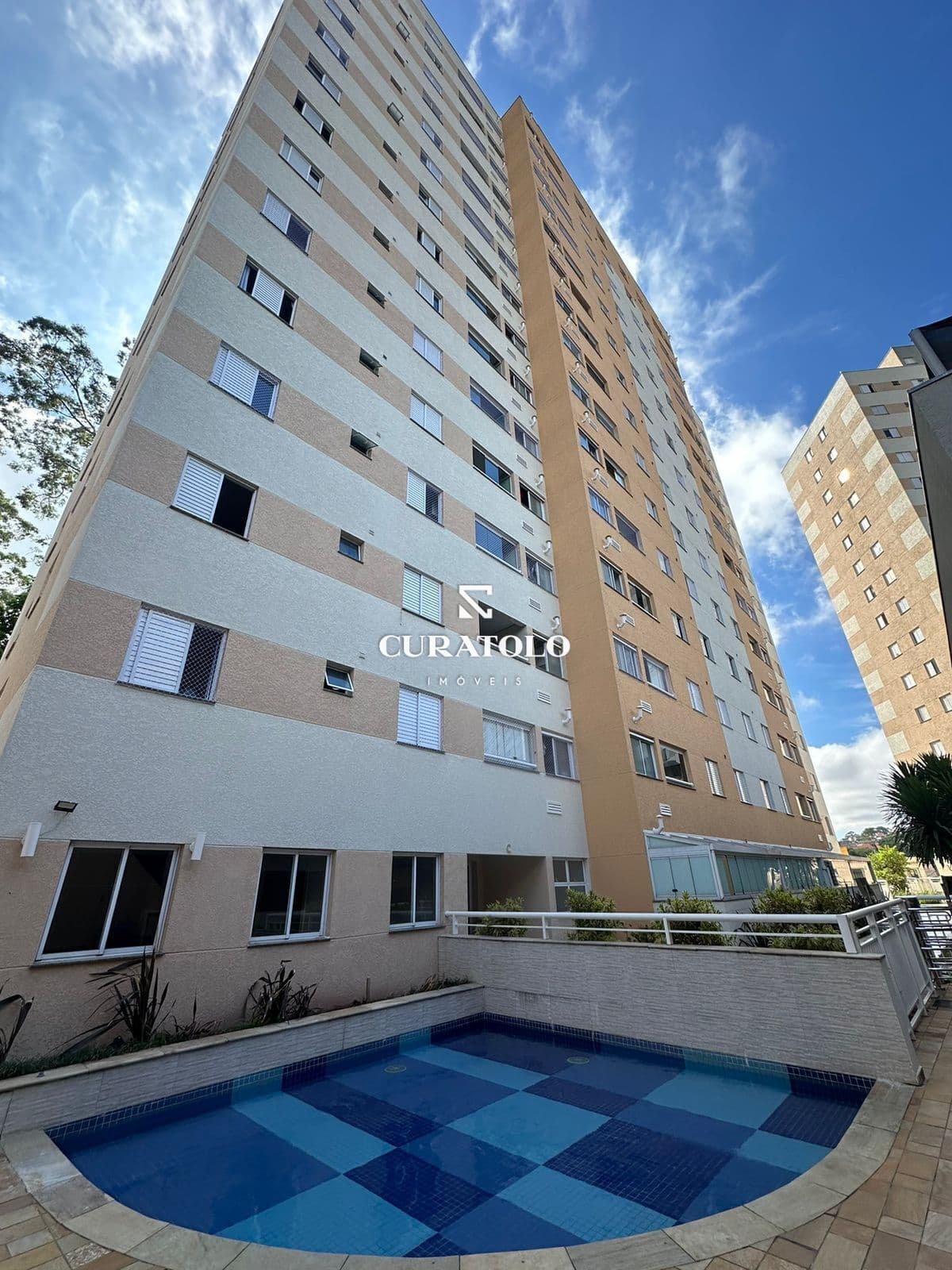 Apartamento à venda com 68 m², 2 quartos, varanda e vaga, Centro, Diadema.