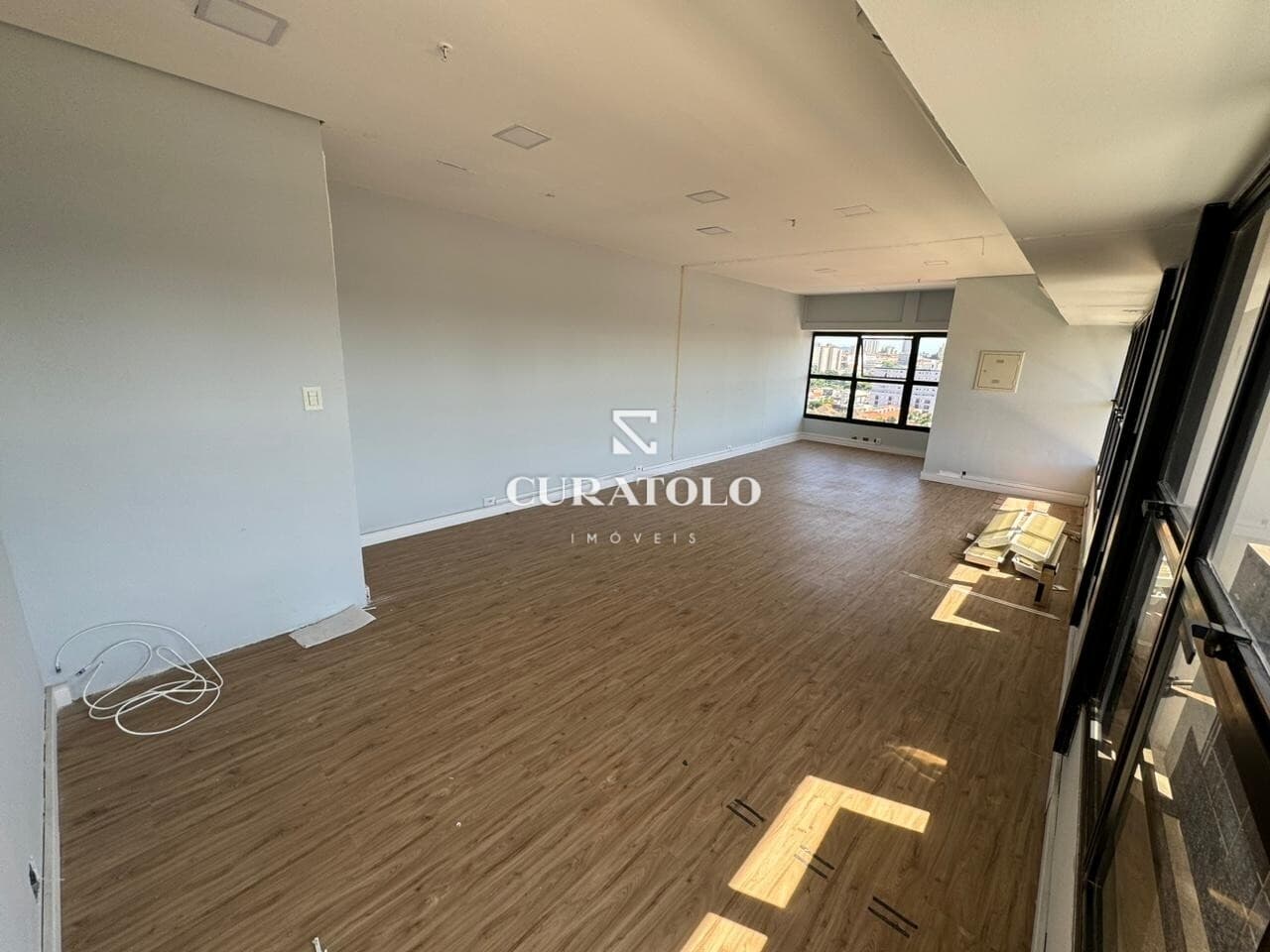 Oportunidade de Negócio: Sala comercial pronta na Vila Carrão, com 45 m², piso em todos os ambientes, 1 vaga coberta e em condomínio