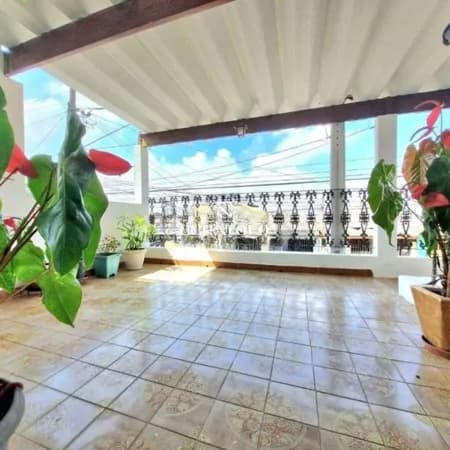 Conheça sua casa dos sonhos em Santo André, bairro Santa Maria: Amplo Sobrado com 3 quartos, 2 Vagas e espaçoso quintal com churrasqueira