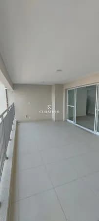 Apartamento à venda com 111 m², 3 quartos, varanda e 2 vagas no Brás, São Paulo.