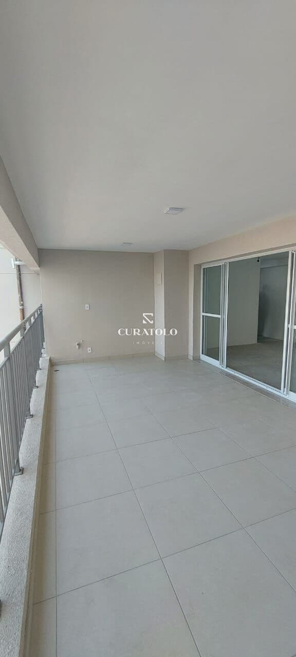 Apartamento à venda com 111 m², 3 quartos, varanda e 2 vagas no Brás, São Paulo.