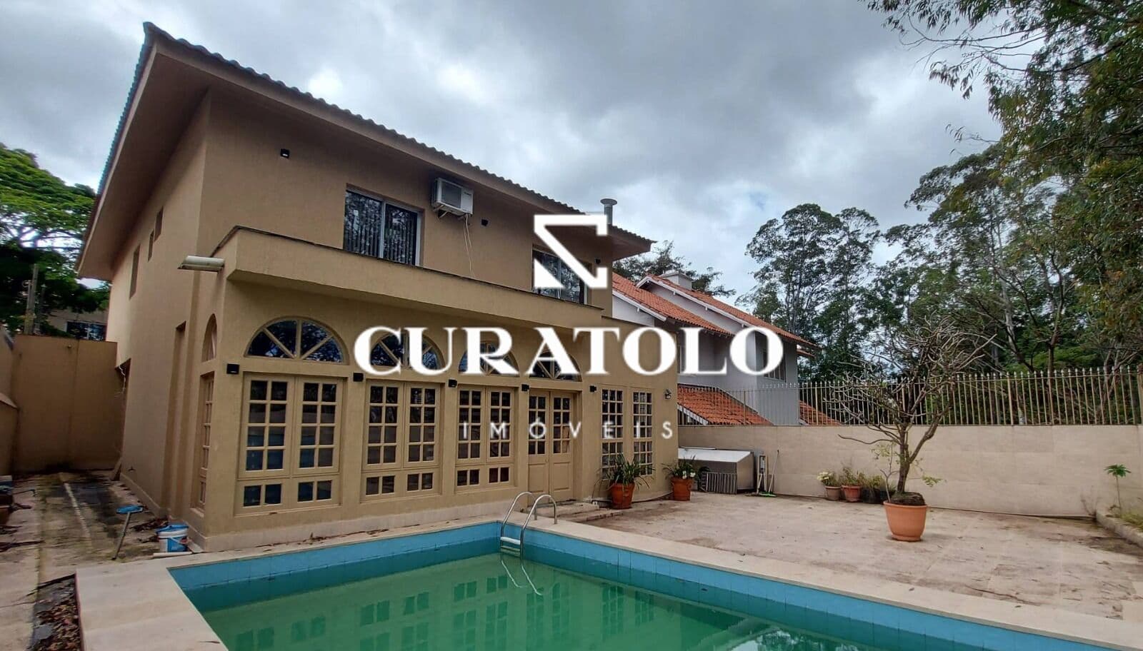 Casa em Condomínio com 4 suítes, piscina, 5 vagas - Residencial Cinco, Alphaville