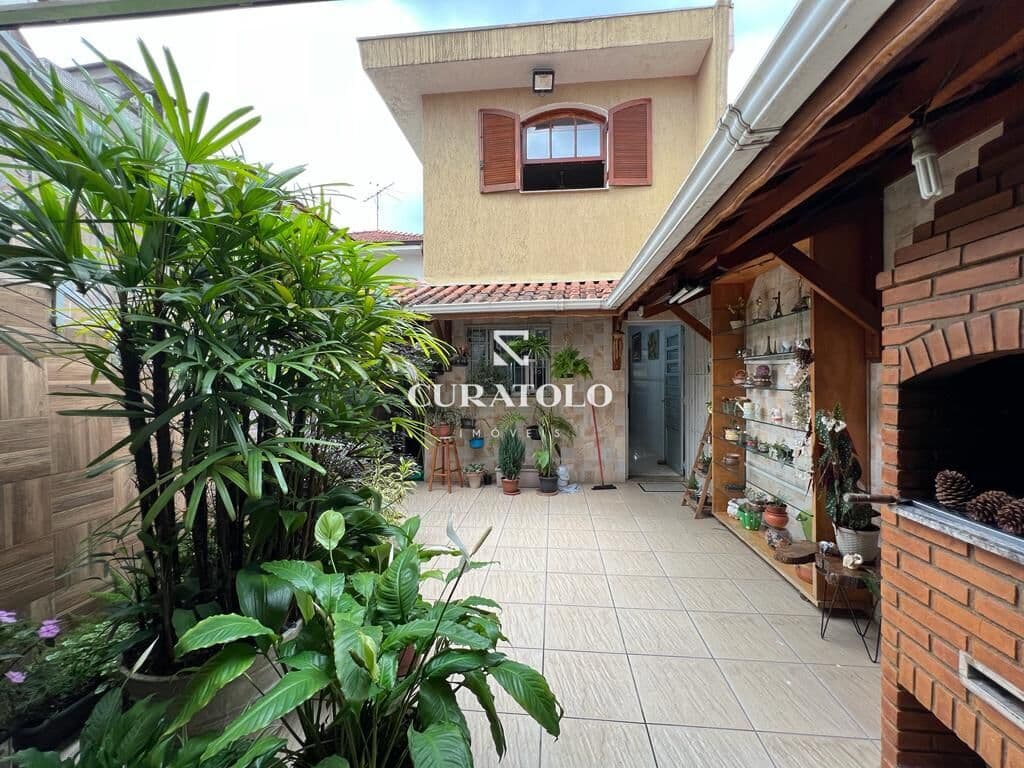 Venha conhecer a casa ideal no Ipiranga, ao lado da Av. Nazaré: sobrado com 200 m², 3 quartos e 5 vagas e área gourmet com churrasqueira