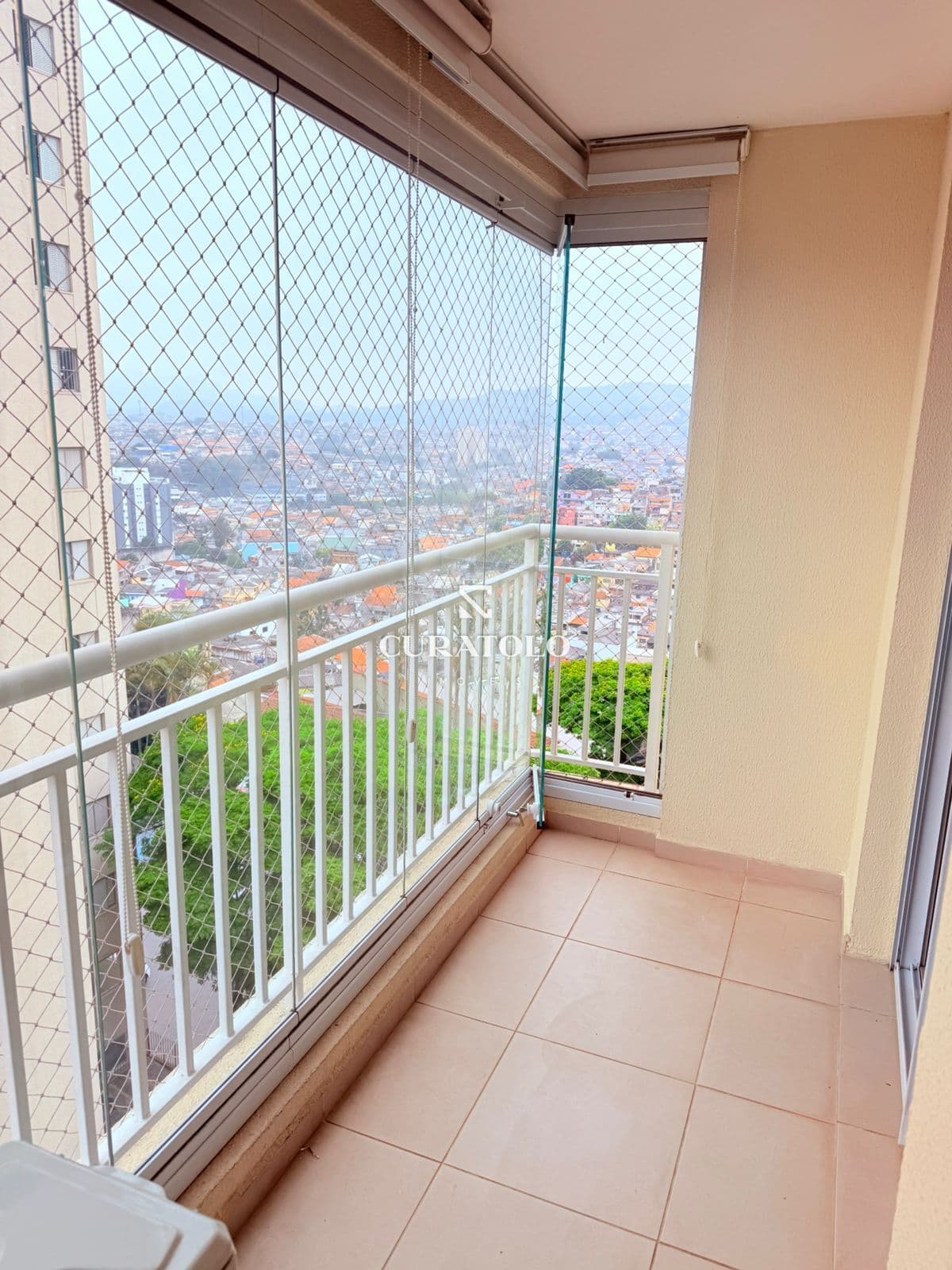Apartamento à venda com 64 m², 3 quartos, varanda e vaga, Vila Marina, São Paulo.