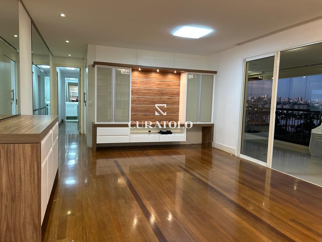 Apartamento alto padrão à venda com 165 m², 4 quartos, varanda gourmet e 2 vagas na Barra Funda, São Paulo.