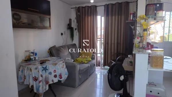 Apartamento à venda com 45 m², 2 quartos, varanda e vaga na Penha de França, São Paulo.