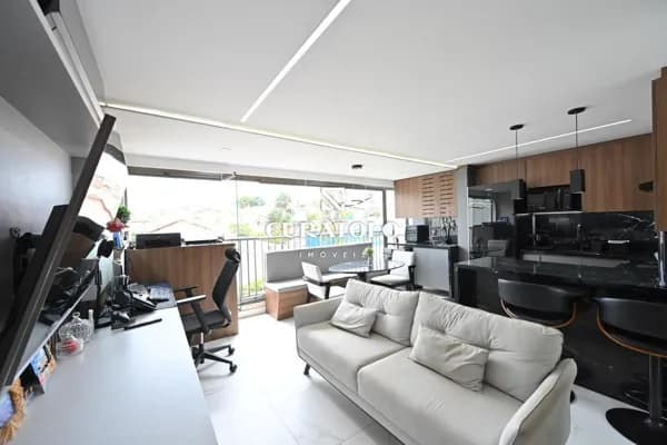 Apartamento à venda com 57 m², 2 quartos, varanda e vaga na Chácara Inglesa, São Paulo.