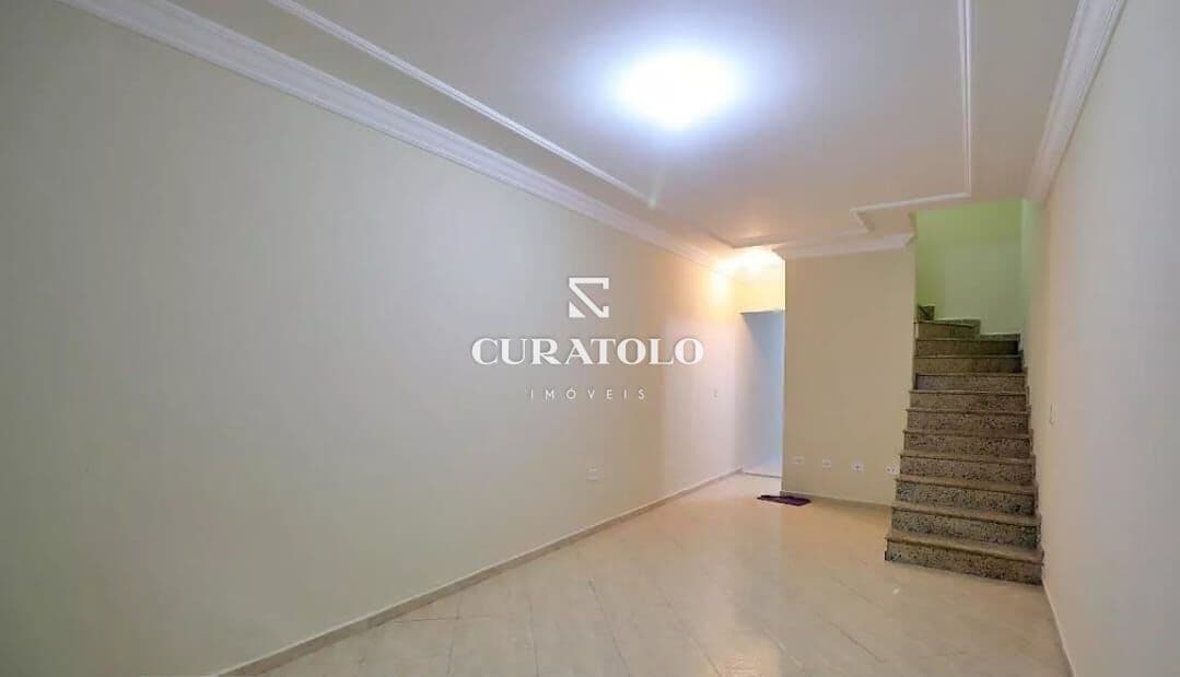 Oportunidade para seu novo lar! Sobrado com 106 mts em Santo André, 2 dormitórios, 2 vagas cobertas, ótima localização!