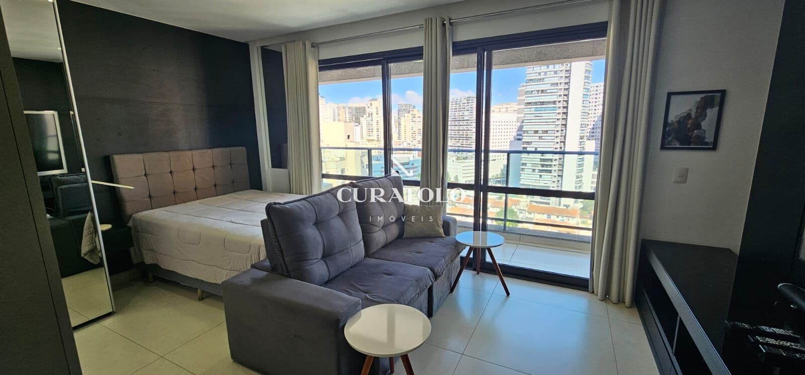 Apartamento à venda com 45 m², 1 quarto, varanda e 2 vagas, Itaim Bibi, São Paulo.