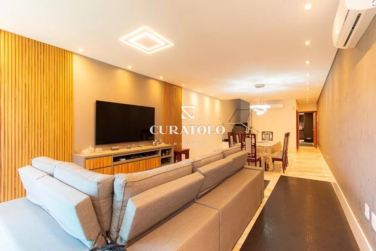 Sobrado à venda com 230 m², 3 quartos, varanda e 4 vagas, Vila Formosa, São Paulo.