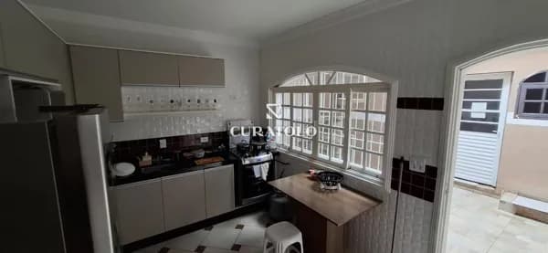 Conheça este lindo sobrado à venda no Jardim Panorama, a 6 min da Estação Vila Tolstói. Com 2 quartos, 1 vaga e área gourmet com churrasqueira