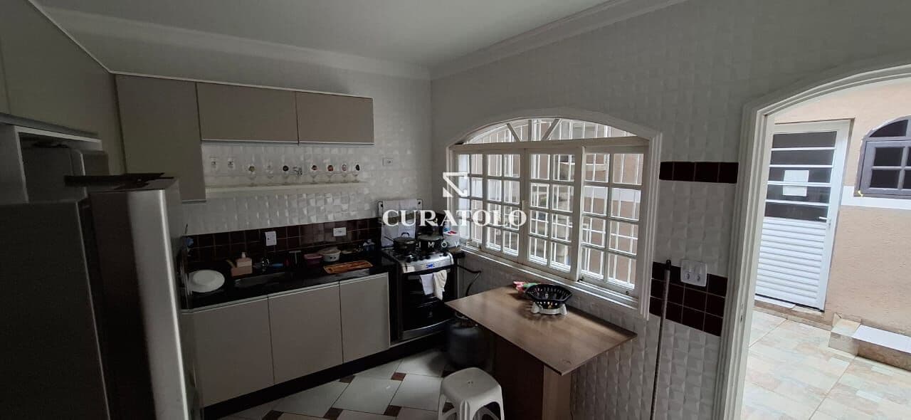 Conheça este lindo sobrado à venda no Jardim Panorama, a 6 min da Estação Vila Tolstói. Com 2 quartos, 1 vaga e área gourmet com churrasqueira