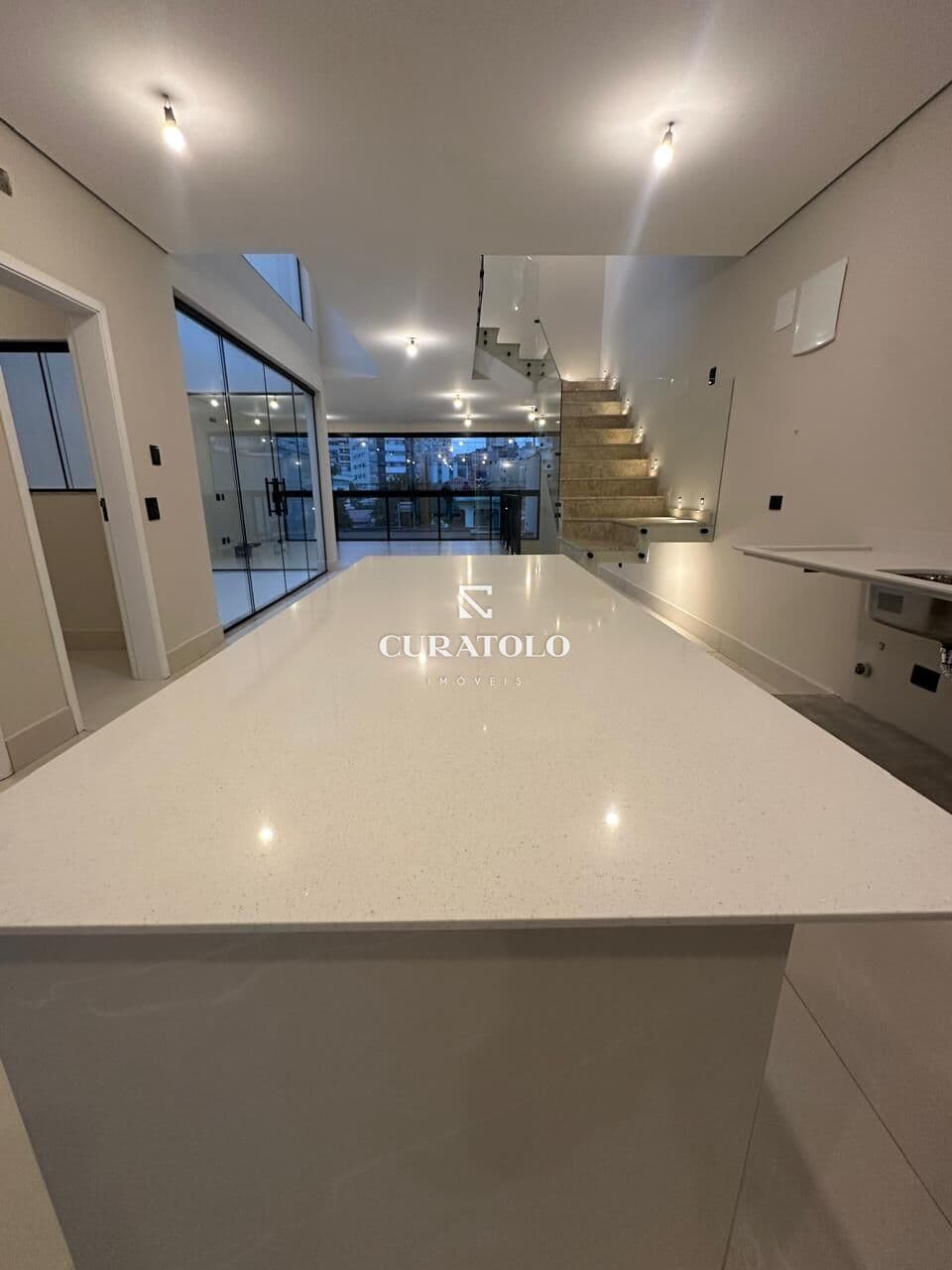 Casa sobrado alto padrão à venda com 3 suítes e 6 vagas em São Caetano do Sul!