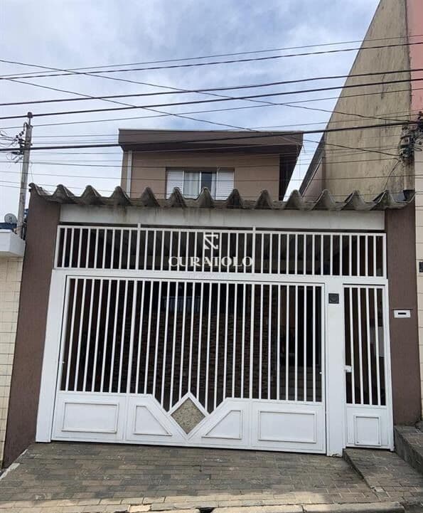 Conheça esta linda casa à venda na Vila Brasil, próx a estação Vila Tolstói. Com 2 quartos, 2 vagas e quintal, esta casa é perfeita para você e sua família.