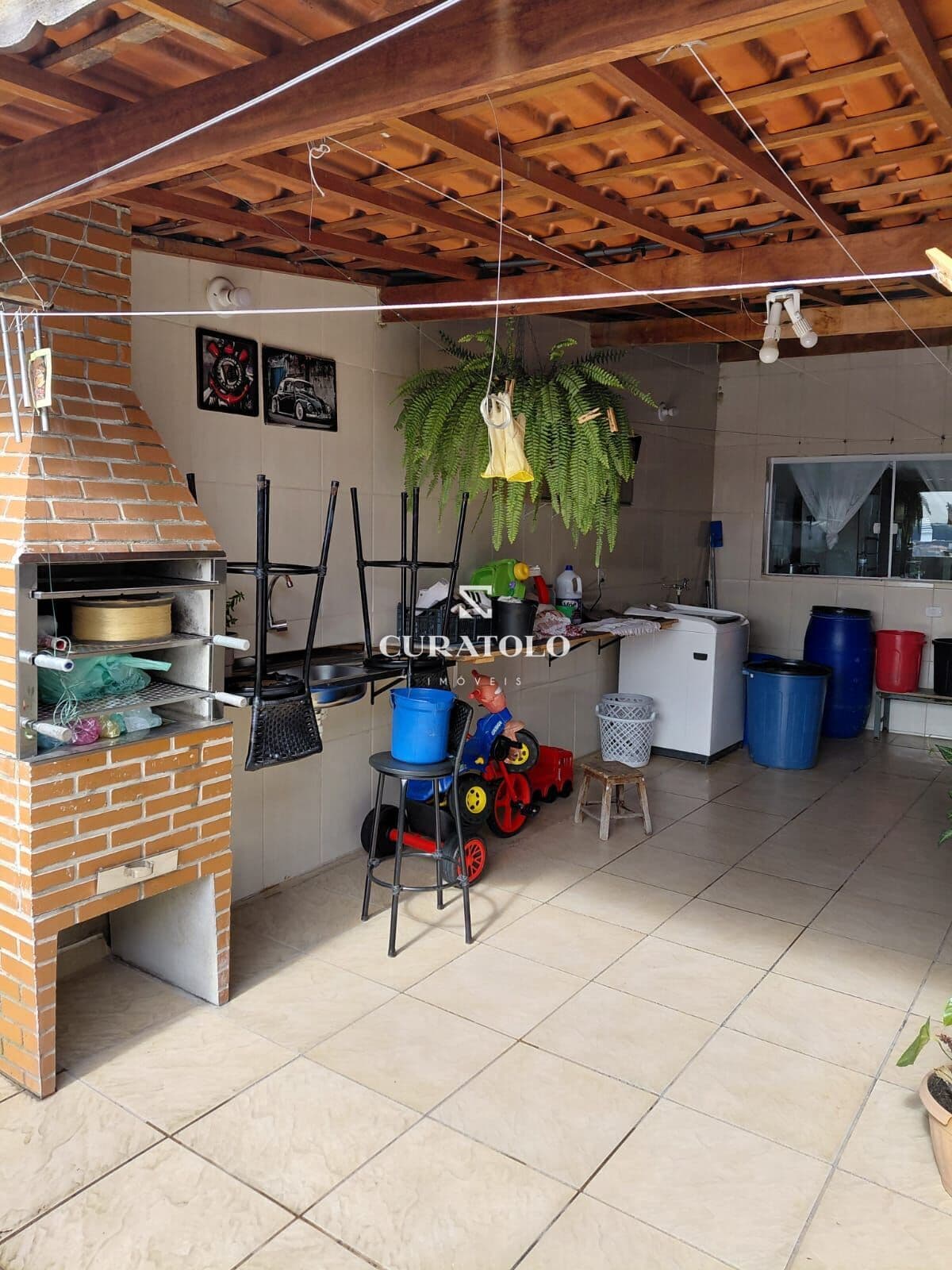 Casa à venda no Jardim Eliane, com 3 quartos e 6 vagas