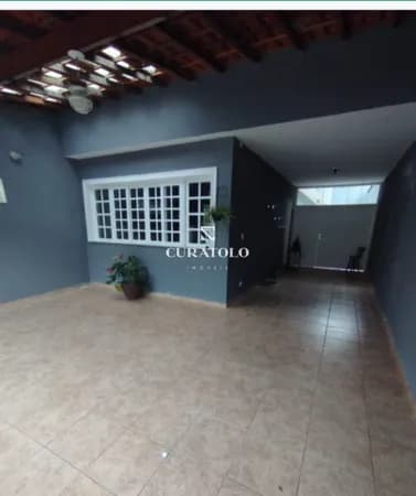 Venha conhecer a casa ideal para viver com conforto em Santo André, na Vila Scarpelli: Sobrado com 4 quartos, 5 vagas cobertas e quintal com churrasqueira