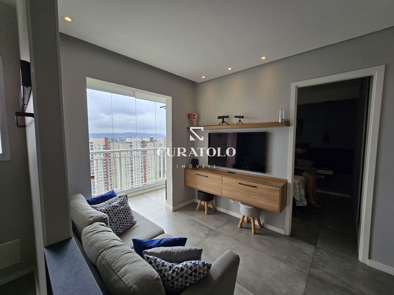 Experimente a vida urbana da Mooca, a 300mts do Metrô Bresser: lindo apartamento de 1 quarto, varanda e vaga, perfeito para moradia ou investimento