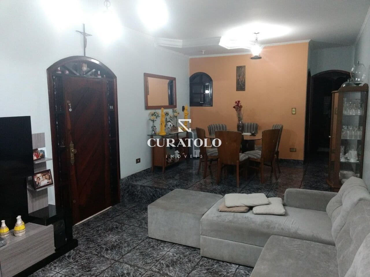 Viva com conforto em Santo André, no bairro Vila Eldízia: Sobrado de amplos 208 m² com 2 quartos, 3 vagas e quintal com churrasqueira