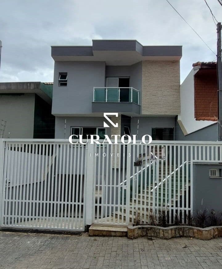Sobrado com 3 suítes, salão com churrasqueira, varanda e 5 vagas - Chácara Seis de Outubro
