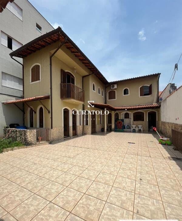 Venha conhecer a casa ideal no Jardim Aricanduva: Belíssimo sobrado com 200m², 3 quartos e 5 vagas cobertas e amplo quintal com churrasqueira