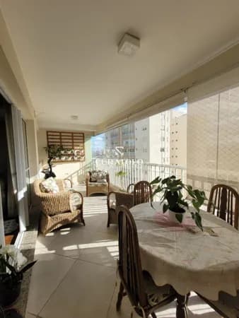 Apartamento à venda com 125 m², 4 quartos, varanda e 2 vagas na Mooca, São Paulo.