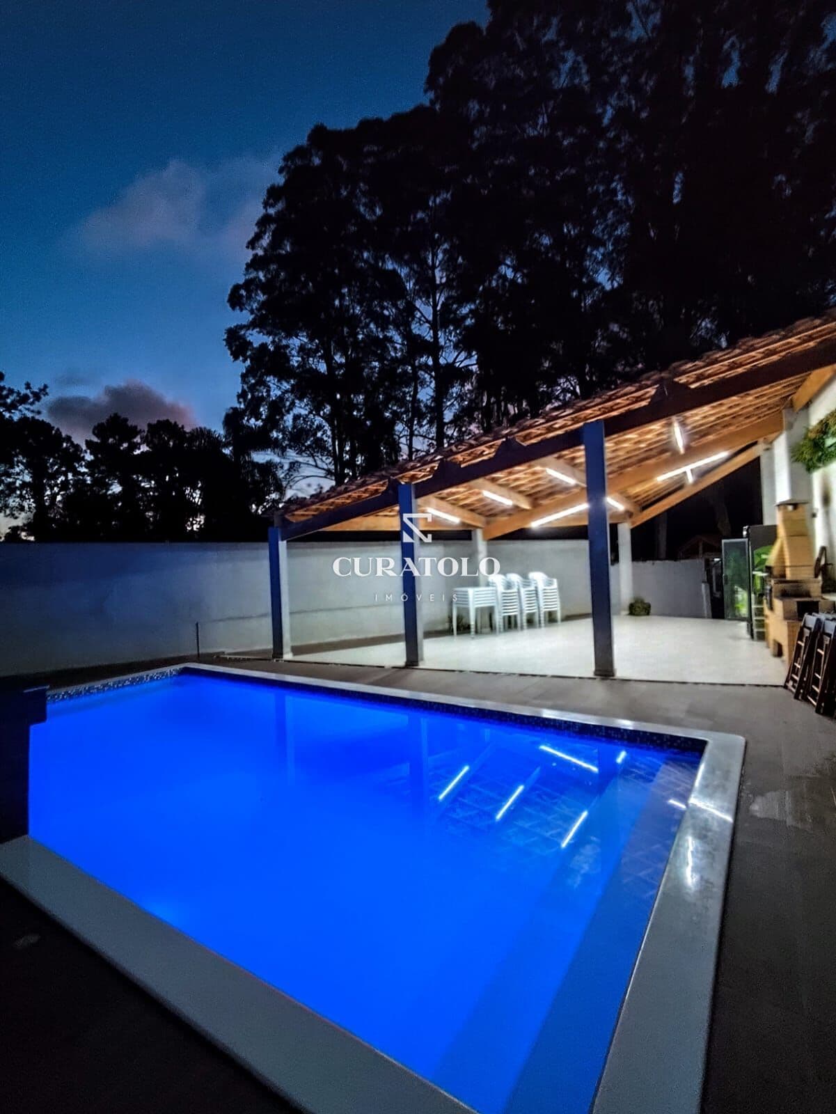 Casa em condomínio à venda no bairro Alvarenga, São Bernardo, com 3 quartos, 6 vagas e piscina