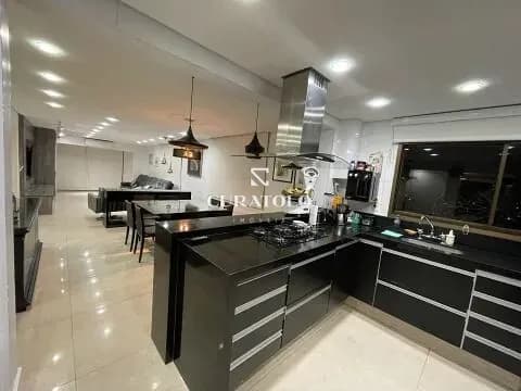 Viva com conforto no Ipiranga, a 15 min a pé do Metrô Sacomã: apartamento amplo e pronto, de 200 m² com 4 Quartos, 4 suítes, 3 vagas e varanda