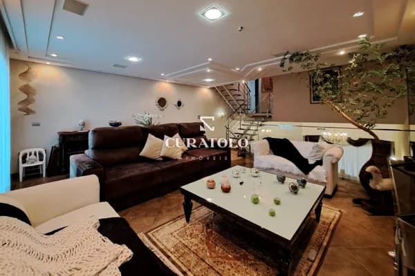Conheça este incrível sobrado à venda no Santa Maria, em São Caetano. Com 4 quartos, 4 vagas e recém reformado, esta casa é perfeita para você e sua família.