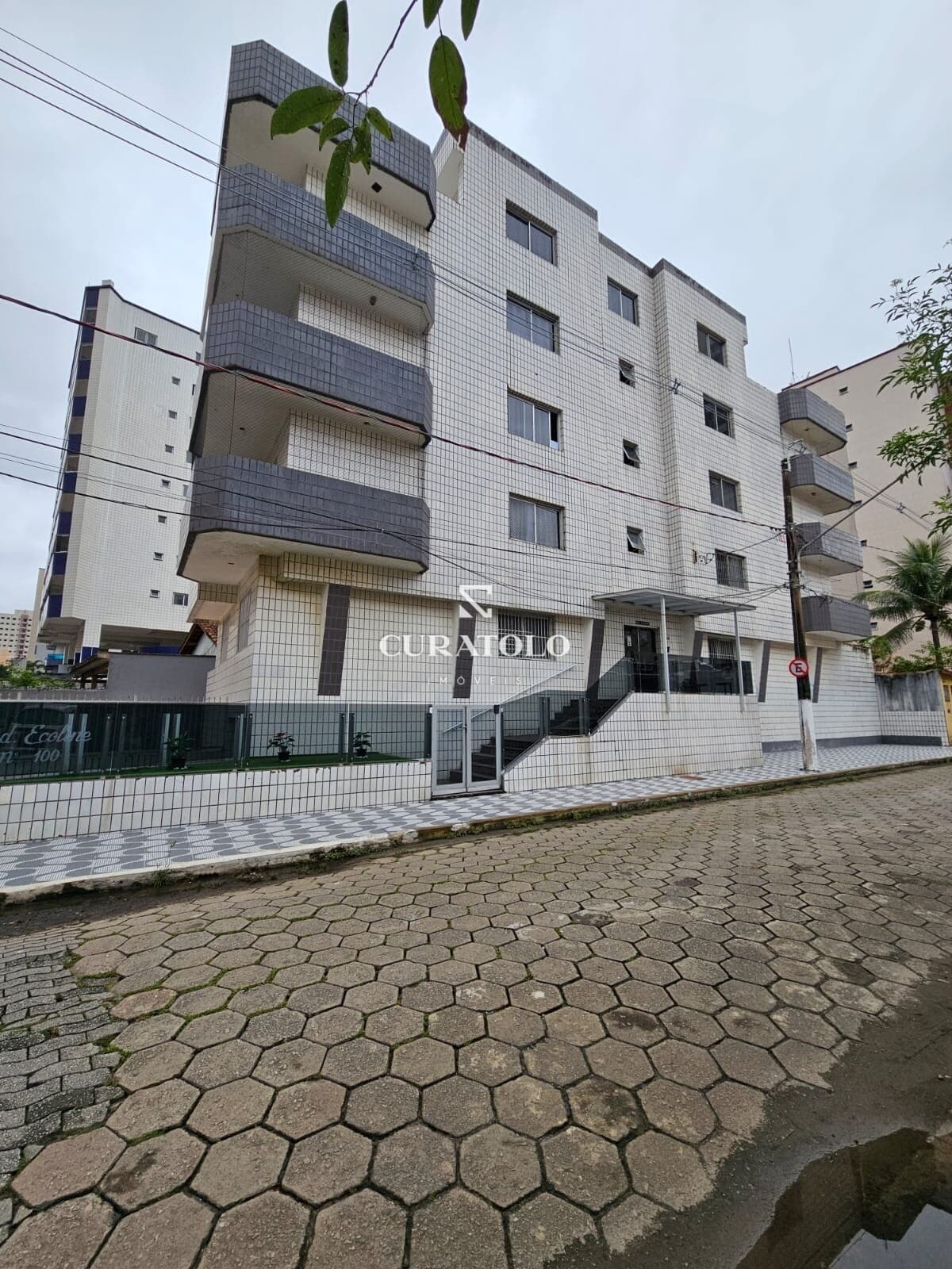 A oportunidade de conquistar seu apartamento pronto na Praia Grande com 2 Dorms, 1 suíte, amplo quintal e vaga - no Bairro Aviação