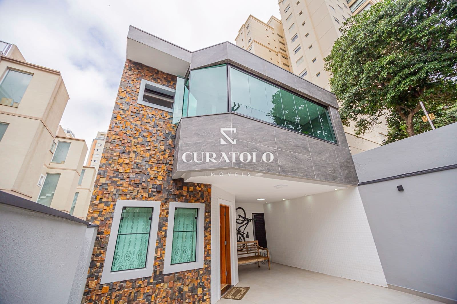 Casa/sobrado à venda com 400 m², 5 quartos, Espaço gourmet e 8 vagas na Chácara Inglesa, São Paulo.