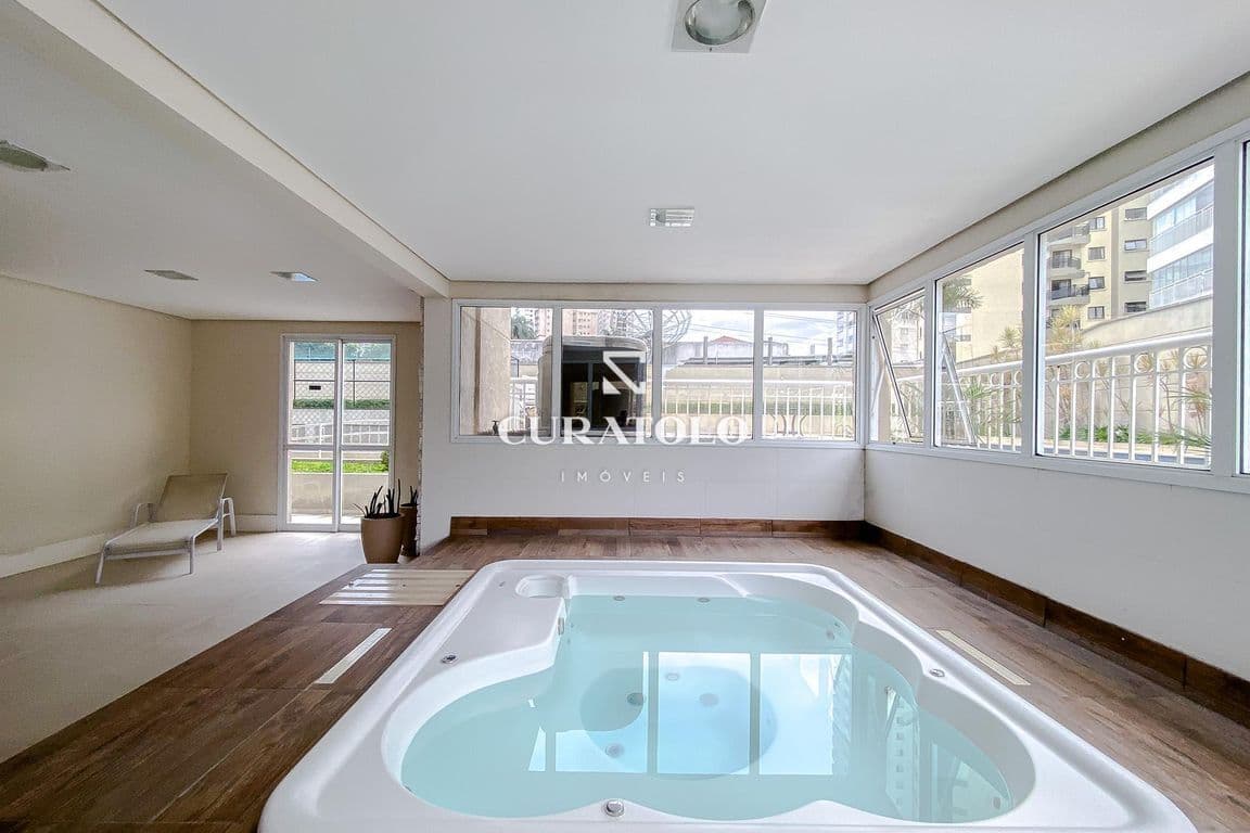 Apartamento à venda com 100 m², 3 quartos, varanda e 2 vagas na Mooca, São Paulo.