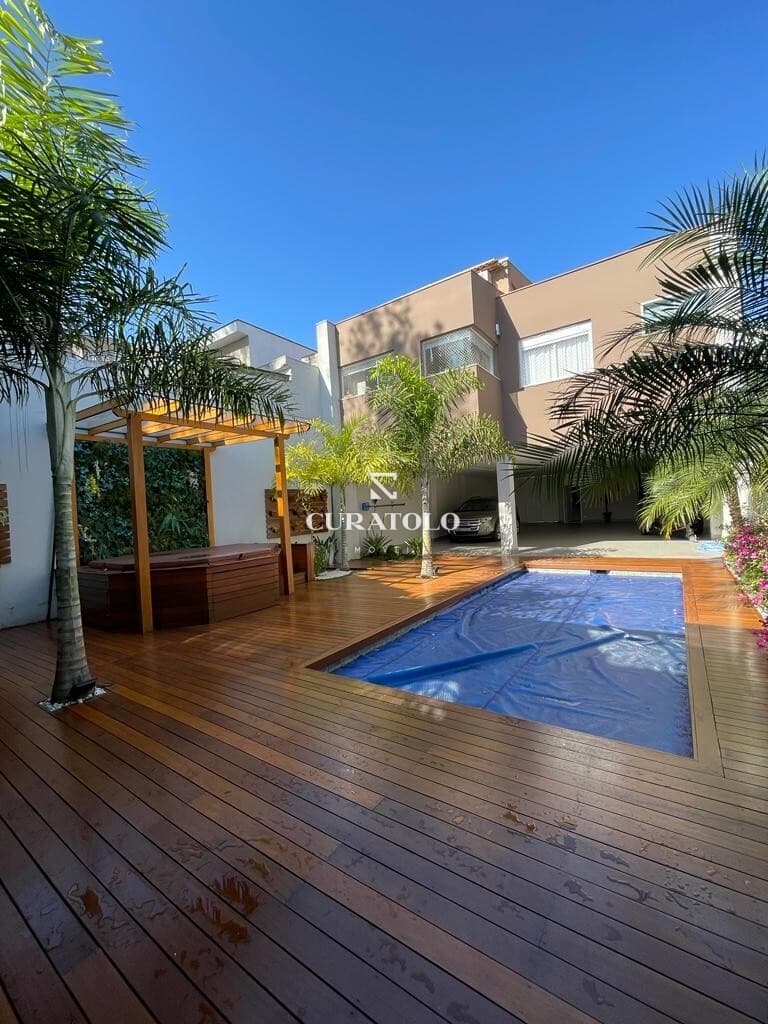 Viva com conforto e espaço: Conheça sua nova casa de altíssimo padrão, de 4 Suítes, com 10 Vagas cobertas e espaço gourmet com piscina e churrasqueira, na Vila Prudente