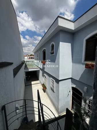 Conheça esta linda casa à venda no Cambuci, de amplos 240 m², com 4 quartos, 1 vaga e área gourmet com churrasqueira, esta casa é perfeita para você e sua família.