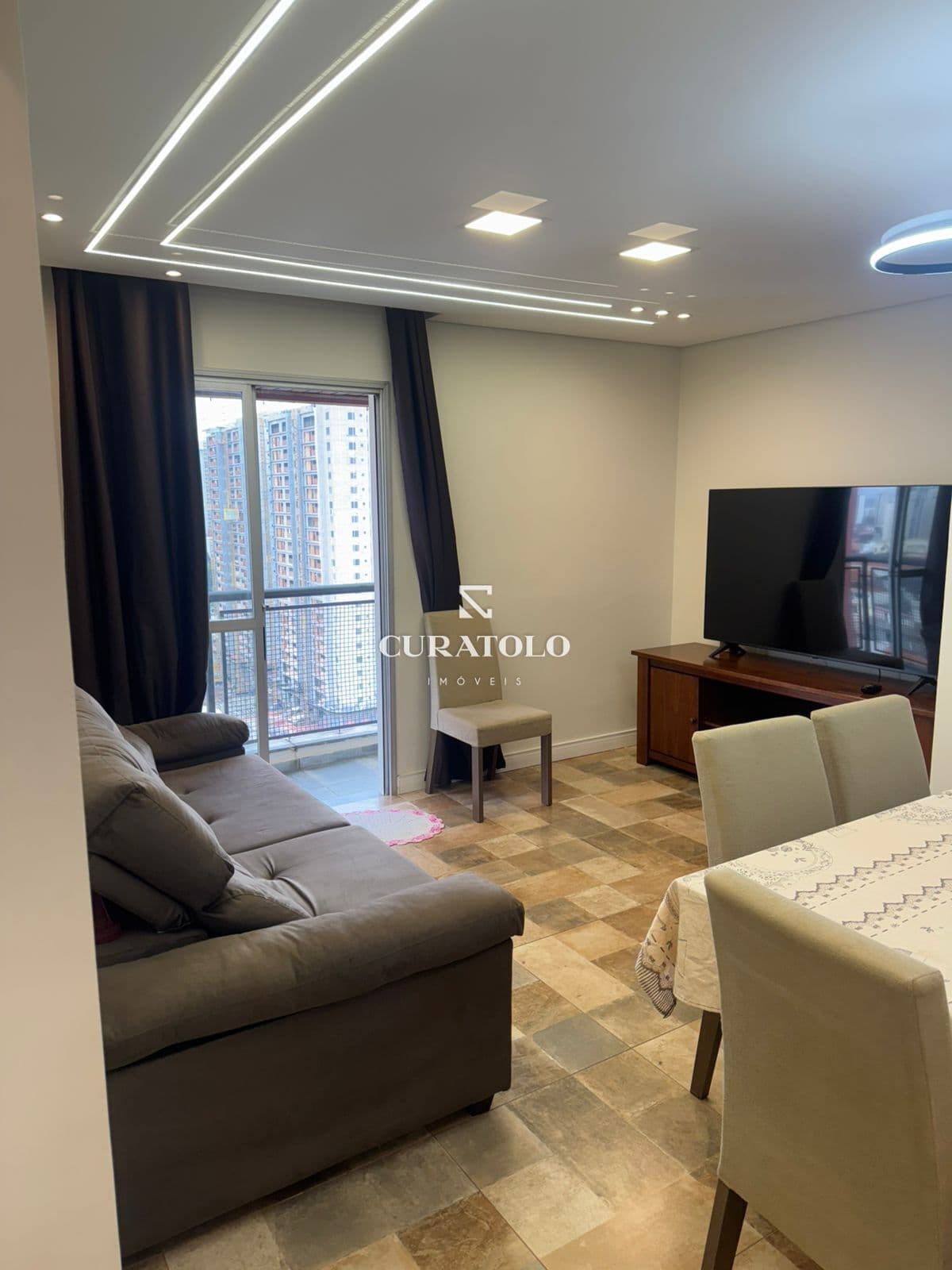Apartamento à venda com 60 m², 2 quartos, vaga e varanda na Vila Regente Feijó, São Paulo.