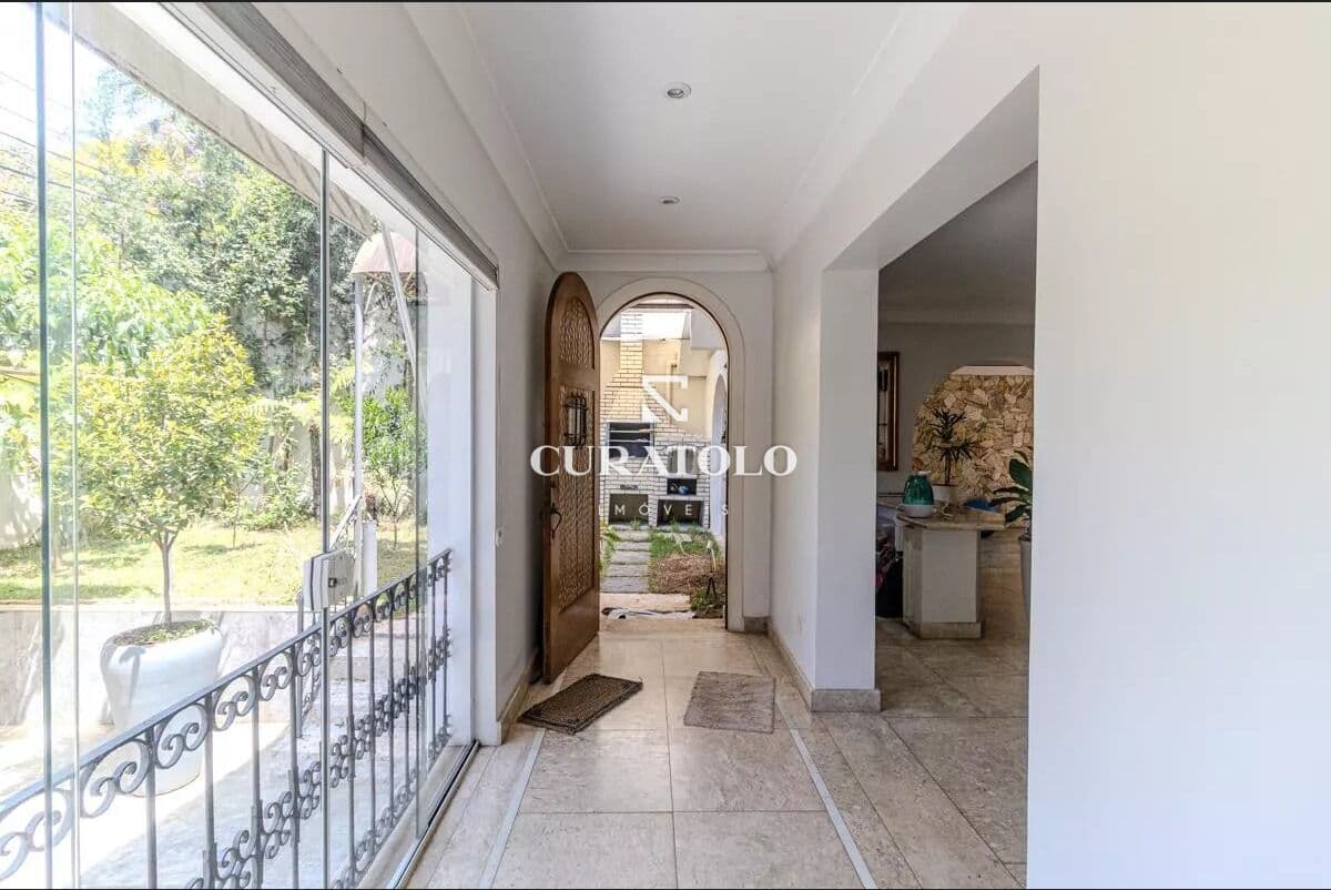 Casa à venda com 450 m², 3 quartos, quintal e 4 vagas, Pacaembu, São Paulo.