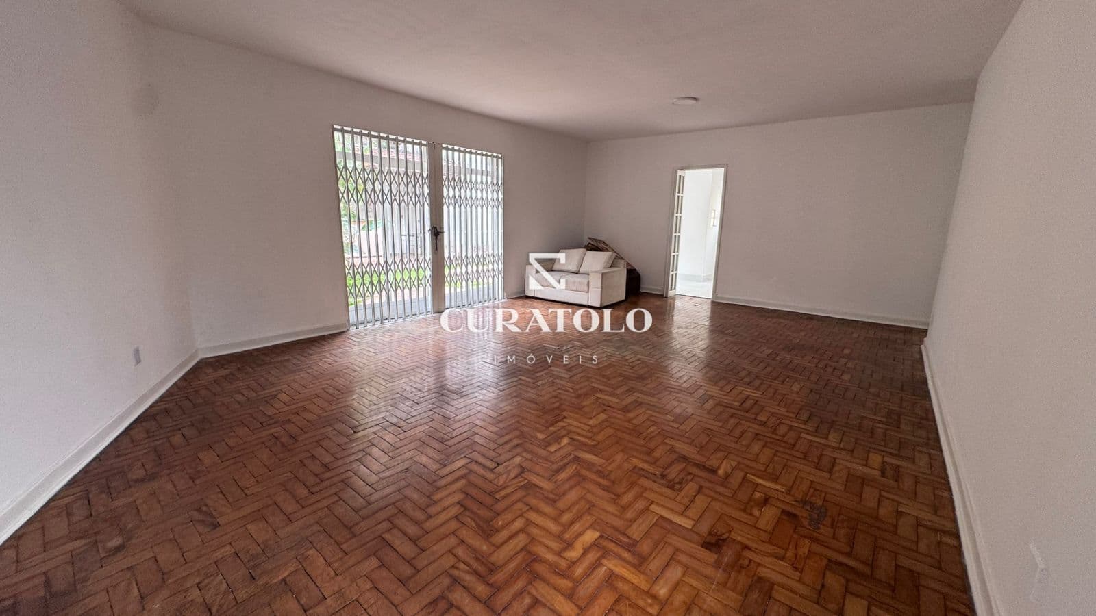 Casa à venda com 341 m², 3 quartos, quintal e 4 vagas, no Jabaquara, São Paulo.