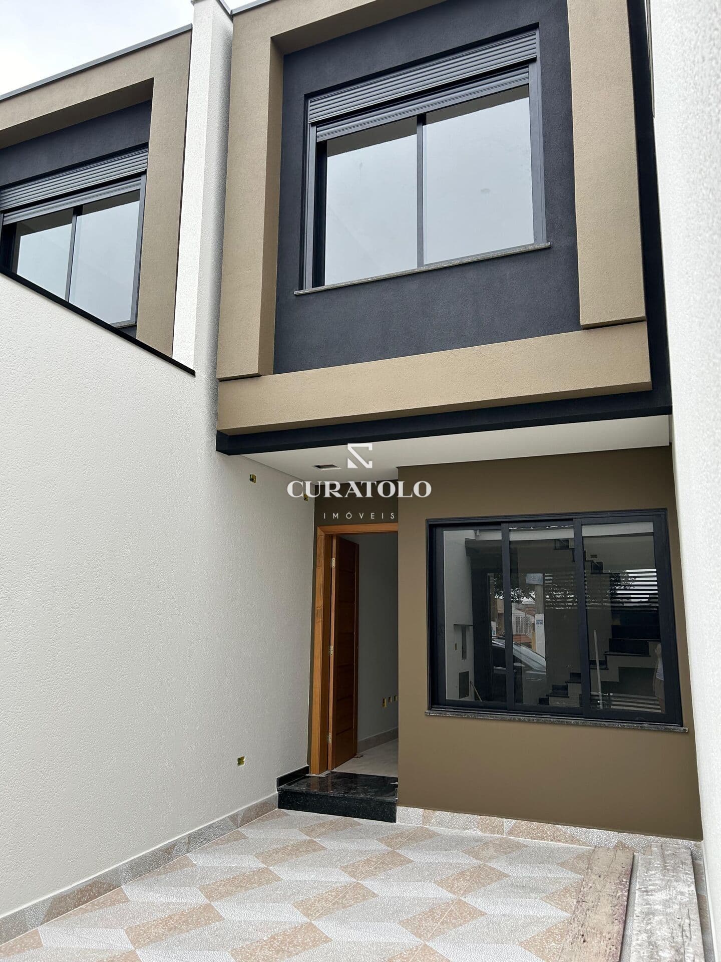 Conheça esta linda casa nova à venda na Vila Tolstoi, de 100 m², com 2 quartos, 1 vaga e quintal, ela é perfeita para você e sua família.
