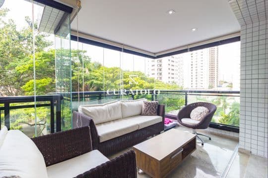 Apartamento à venda com 186 m², sendo 3 suítes, varanda e 4 vagas na Vila Regente Feijó, São Paulo.