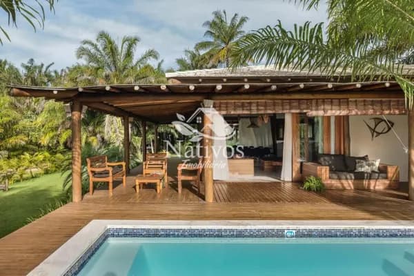 Casa em estilo bangalô em condomínio beira mar