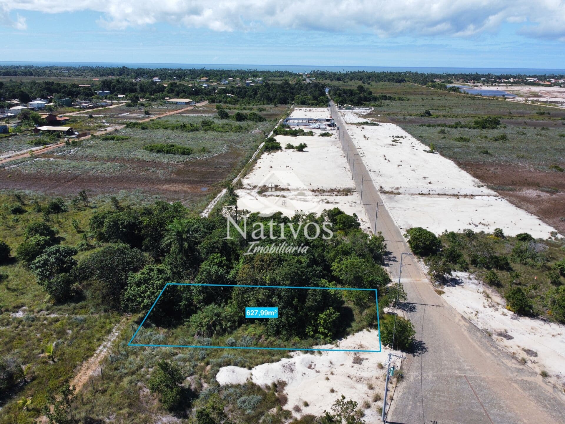 Invista no futuro: Lote de 627,99m² em residencial premium com portaria e rua pavimentada!