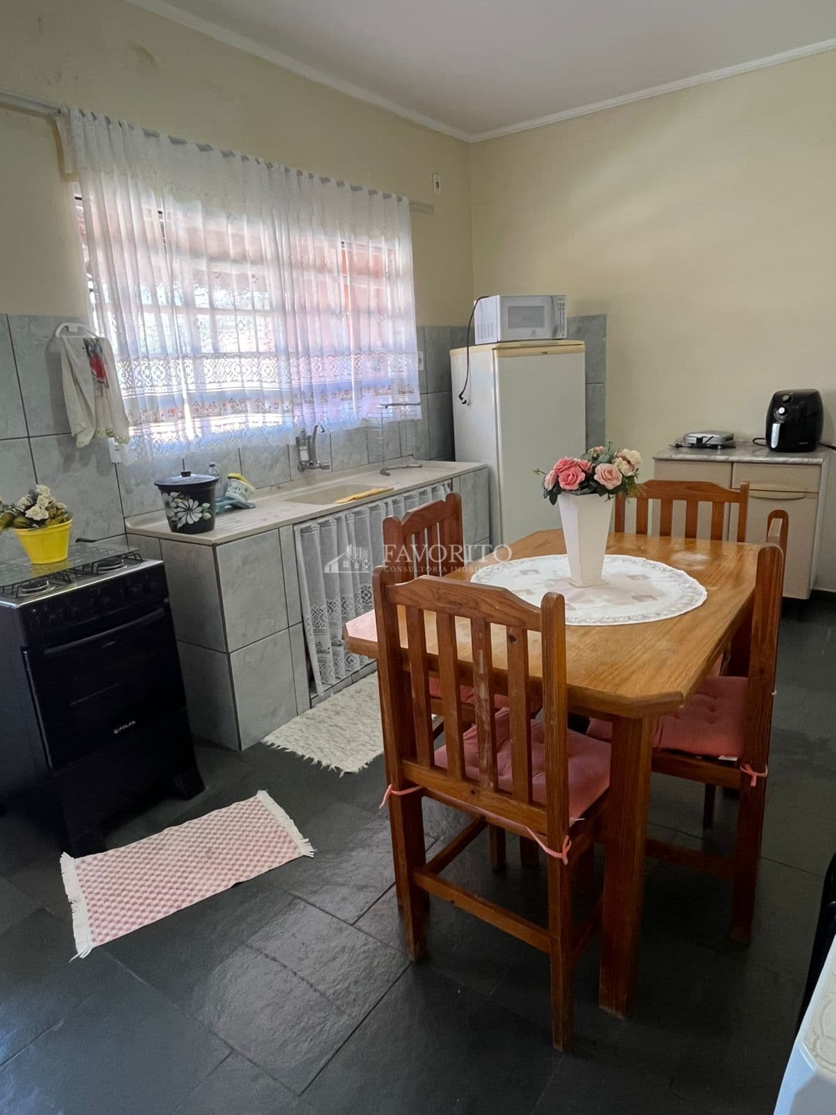 Casa em Piracaia com salão comercial