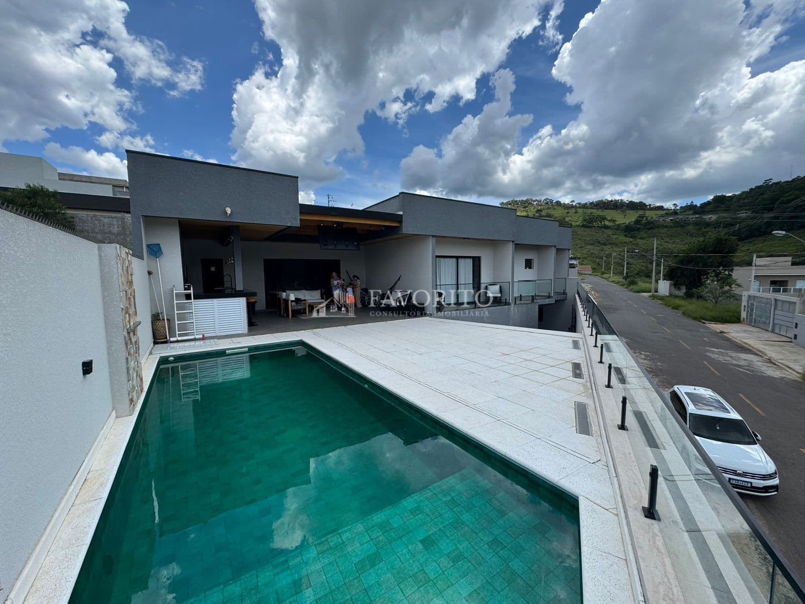 Casa com 4 dormitórios em Bom Jesus dos Perdoões